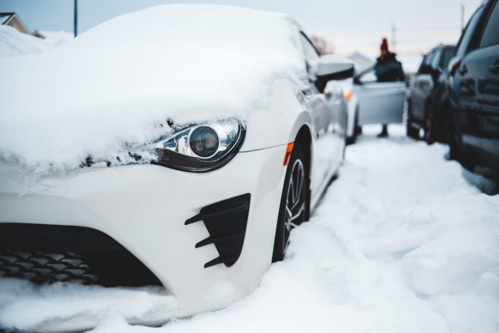 zaśnieżone auto